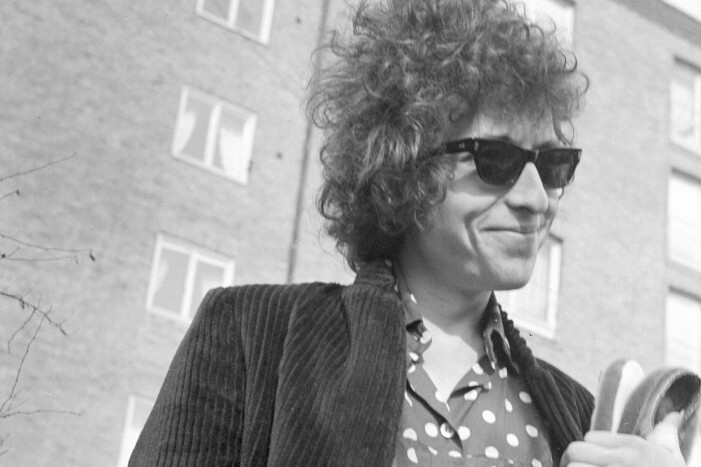 Bob Dylan i solglasögon.