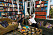 Maggan och Peter sitter i en soffa i ett blått rum med massor av böcker