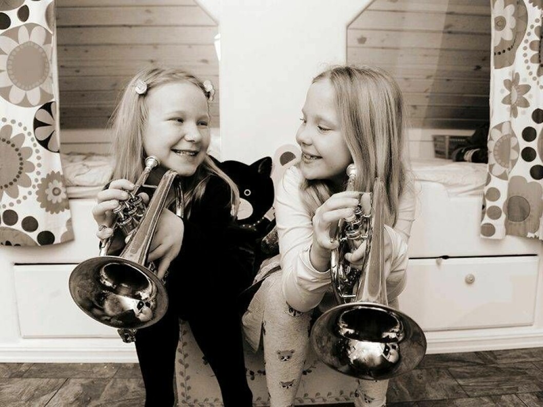 Amelia och Elisabeth känner sig som tvillingar och delar rum och intressen. Båda spelar till exempel kornett. Amelia och Elisabeth känner sig som tvillingar.