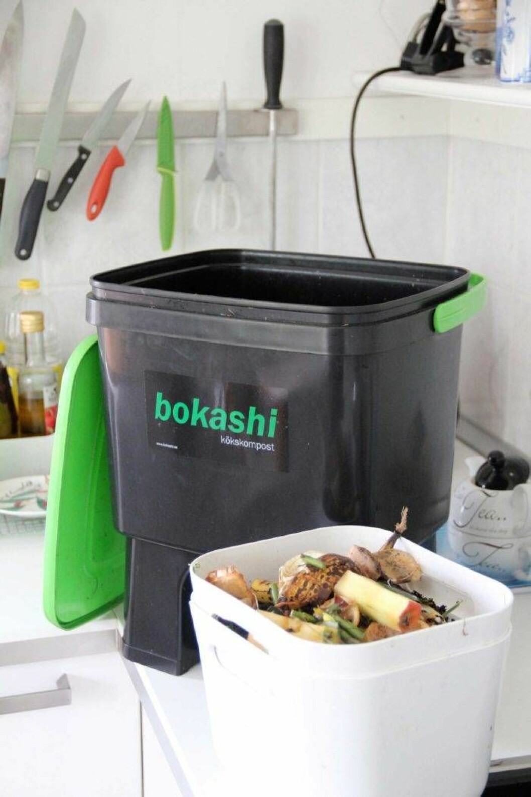 Bokashi är en komposteringsmetod som innebär fermentering med hjälp av speciella mikroorganismer. Smidig och enkelt inomhus. Foto: IBL Bokashi är en komposteringsmetod som innebär fermentering med hjälp av speciella mikroorganismer. Smidig och enkelt inomhus.