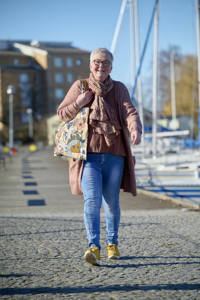 ”Jag fylls av positiva känslor och jag blir på bra humör som sitter i länge efter att ha varit på en Shared reading-träff”, säger Annika Adolfsson. Annika Adolfsson kommer gående med en bokkass vid hamnen i Lomma.