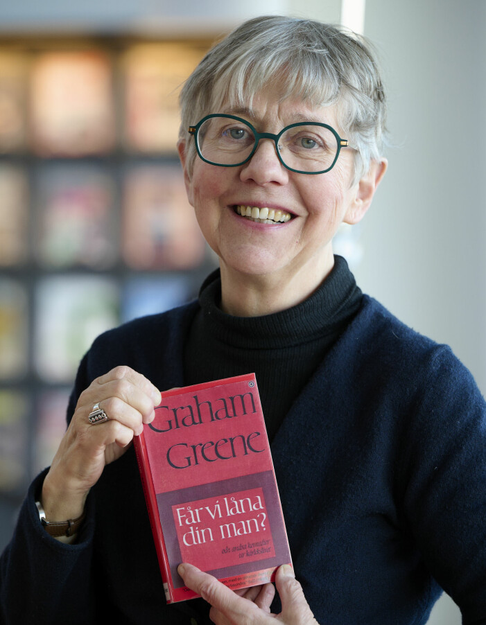 ”Jag läser bara korta stycken i taget innan vi pausar och reflekterar”, berättar läsledaren Kerstin Edvardsson. Kerstin Edvardsson håller upp en Graham Greene-bok.