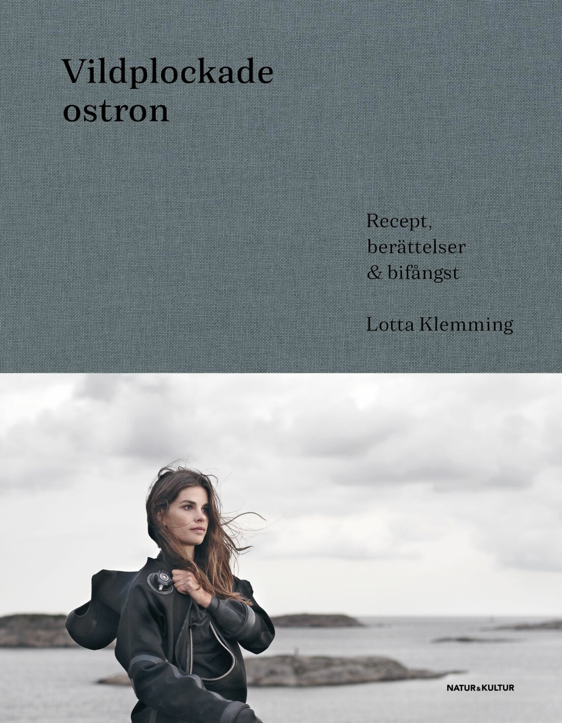 I boken Vildplockade ostron berättar Lotta Klemming om sitt ovanliga yrke och vardagen vid och i havet. Boken Vildplockade ostron