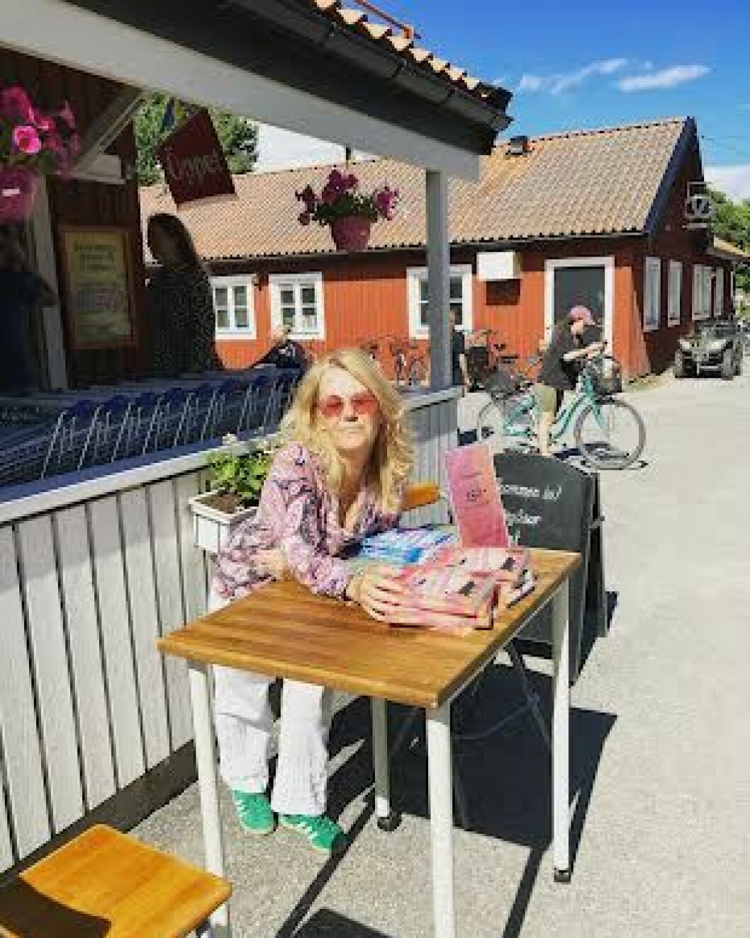 Lena Risberg signerar böcker på Utö