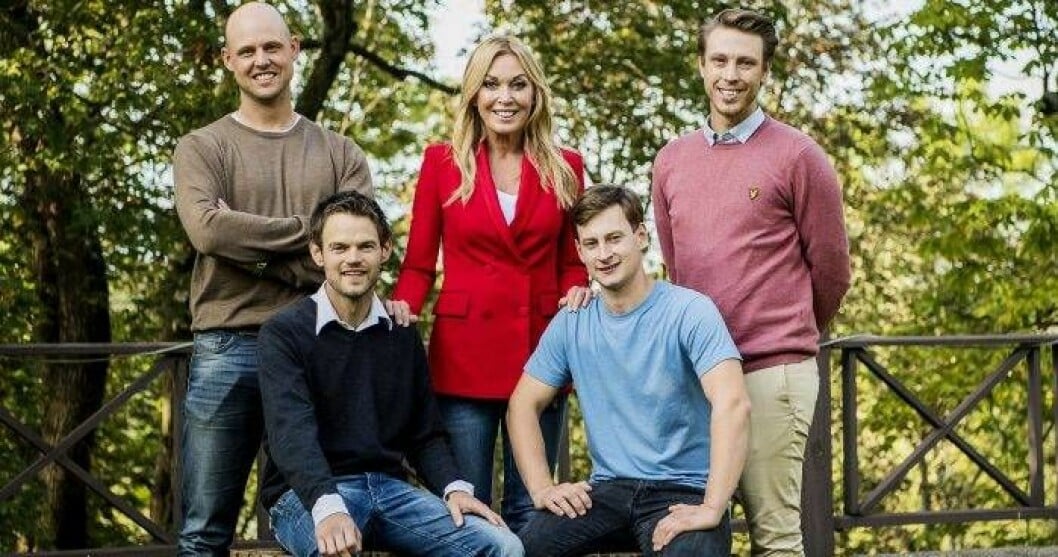 Linda Lindorff tillsammans med årets bönder Jimmy Olofsson, Pelle Hansson Edh, Alexander Andersson och Oscar Fjärrstrand. Foto: Carolina Byrmo/Aftonbladet/TT Linda Lindorff tillsammans med årets bönder Jimmy Olofsson, Pelle Hansson Edh, Alexander Andersson och Oscar Fjärrstrand inför premiären av Bonde söker fru 25 september 2019 i TV4.