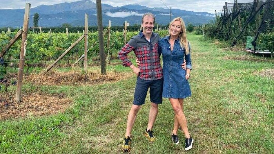 Luigi på gården i italienska Piemonte tillsammans med programledaren Linda Lindorff. Foto: TV4 Vinbonden Luigi tillsammans med programledaren Linda Lindorff inför programmet Bonde söker fru – jorden runt som sänds i TV4 2020.