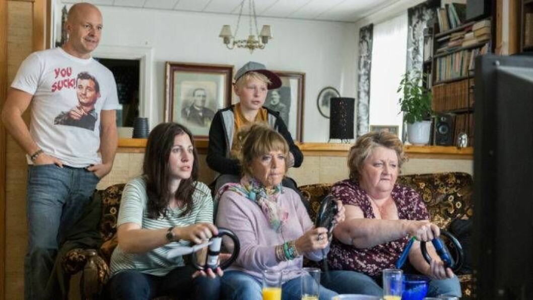 Martin (Fredrik Hallgren), Eddie (Frank Dorsin), Sima (Nour El Refai), Gugge (Lill-Babs) och Birgitta (Marianne Mörck). Bild: SVT Martin (Fredrik Hallgren), Eddie (Frank Dorsin), Sima (Nour El Refai), Gugge (Lill-Babs) och Birgitta (Marianne Mörck)