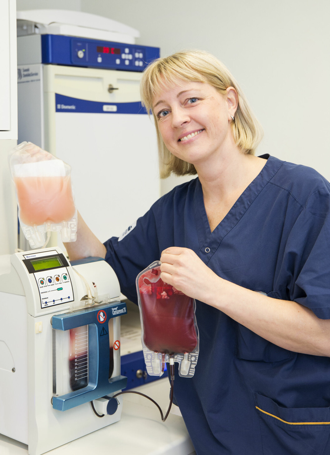 Efter blodgivningen delas det upp i plasma och blod. Plasma kan användas i ett år efteråt och blodet i 42 dagar. Camilla