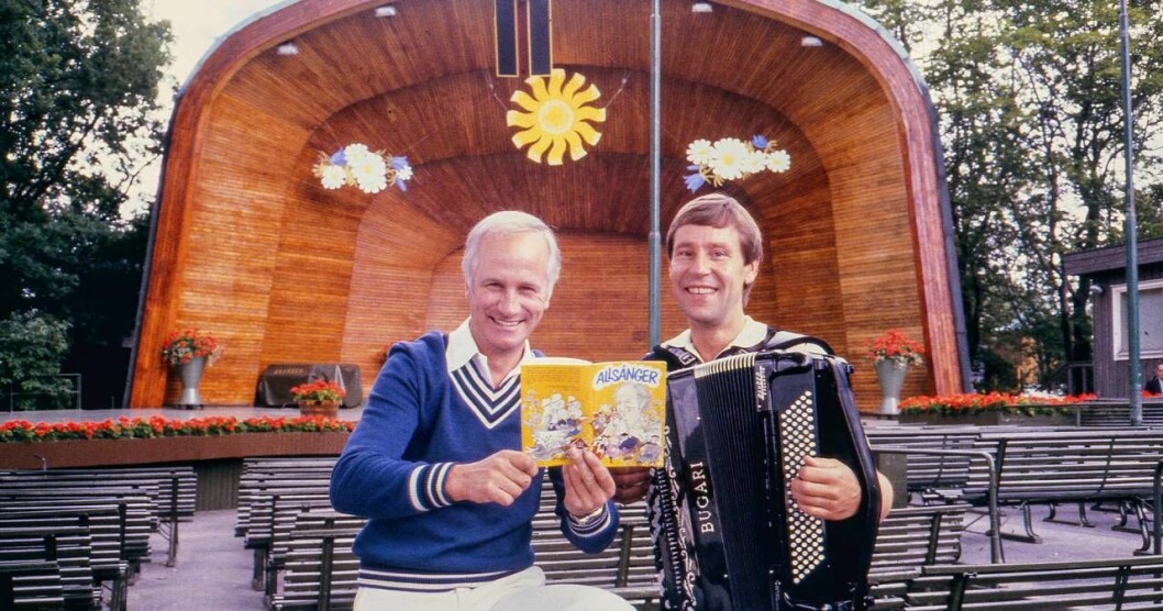 Bosse Larsson, till vänster, tillsammans med dragspelsmusikern Lasse Olsson framför Sollidenscenen 1979. Foto: Lars Wiklund/SVT Bosse Larsson, till vänster, tillsammans med dragspelsmusikern Lasse Olsson framför Sollidenscenen 1979.