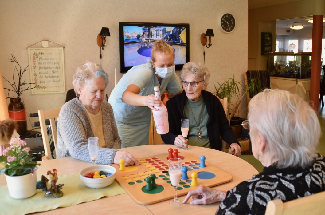 Som unga spelade damerna Fia med knuff så spelets regler kan dem mycket väl, men nuförtiden tar de sig en stänkare när de spelar så det blir Fia med hutt! Tre äldre kvinnor på äldreboendet spelar Fia med hutt.