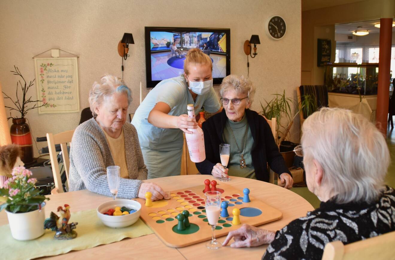 Tre äldre kvinnor på äldreboendet spelar Fia med hutt.