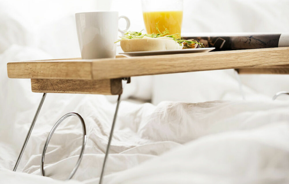 Söndagsfrukost i sängen. Brickbord som står i en säng.