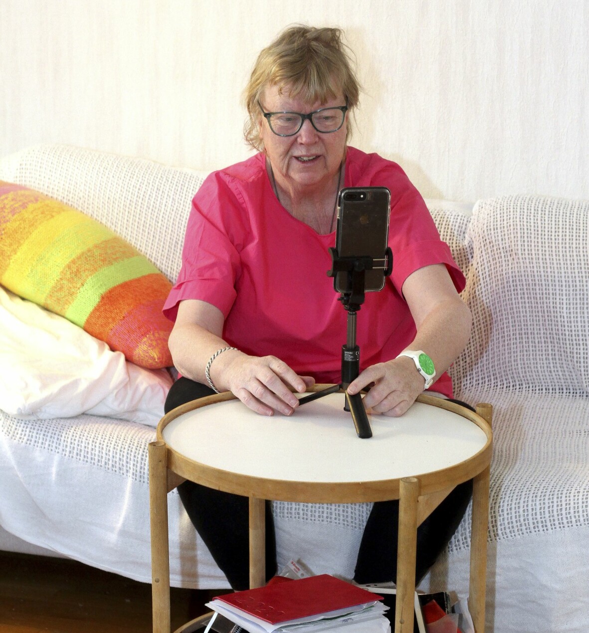 Så fort Britta känner sig lite ensam sätter hon upp mobilkameran i stativet och lägger upp en video på Instagram. Kortedala-Britta hemma i soffan där hon spelar in en Instagram-video.