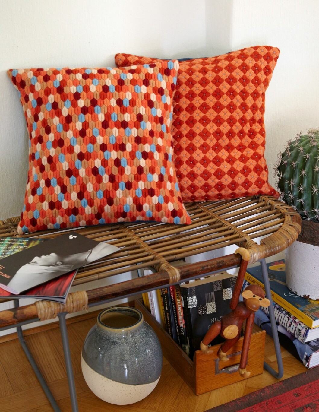 Brodera kuddar i höstens färger med en liten skvätt blått! Stygnen är kul brodera och ger spännande och väldigt dekorativa mönster. Broderade kuddar att göra själv