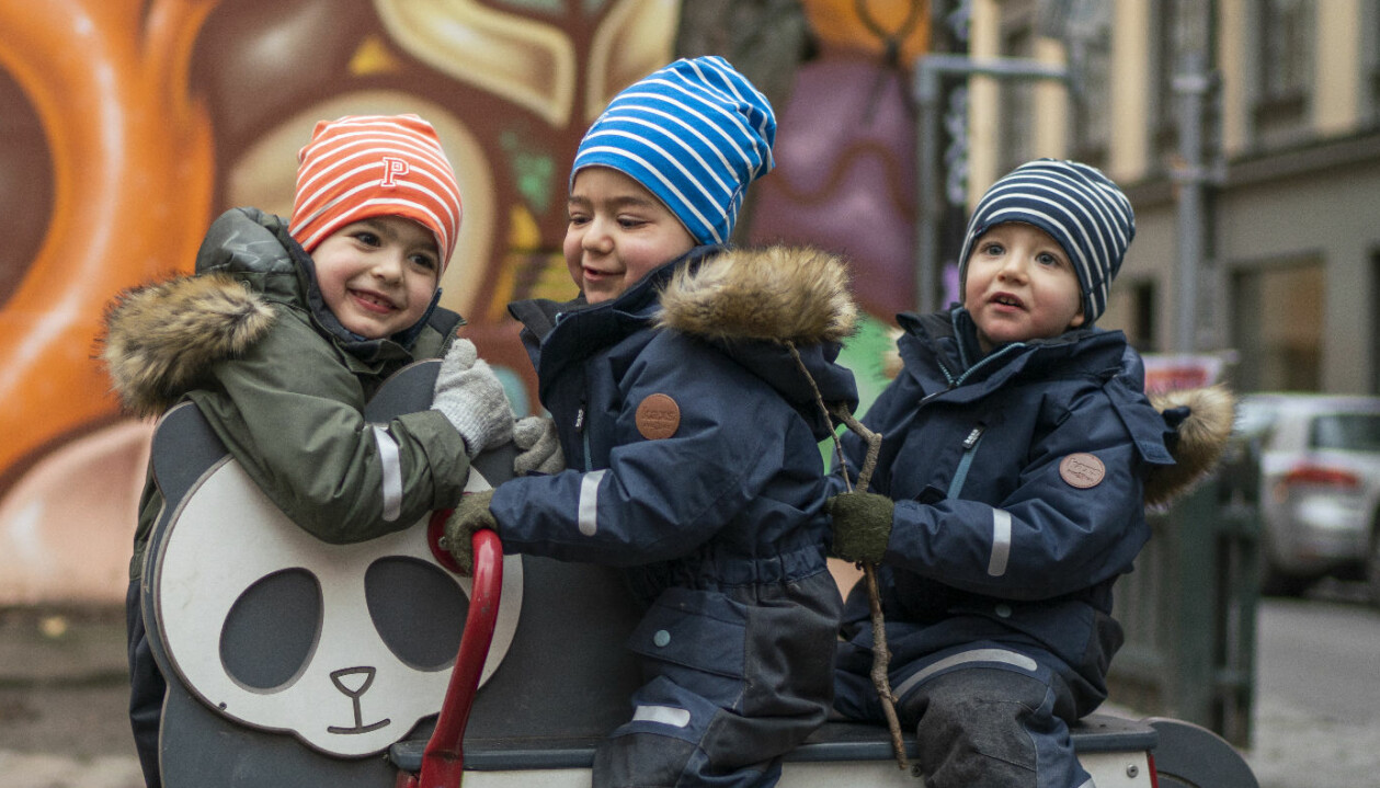 Äntligen kan bröderna Albert, Nicolas och Oscar leka hemma på gården igen! Bröderna Albert, Nicolas och Oscar leker på en gunghäst på en lekpark.