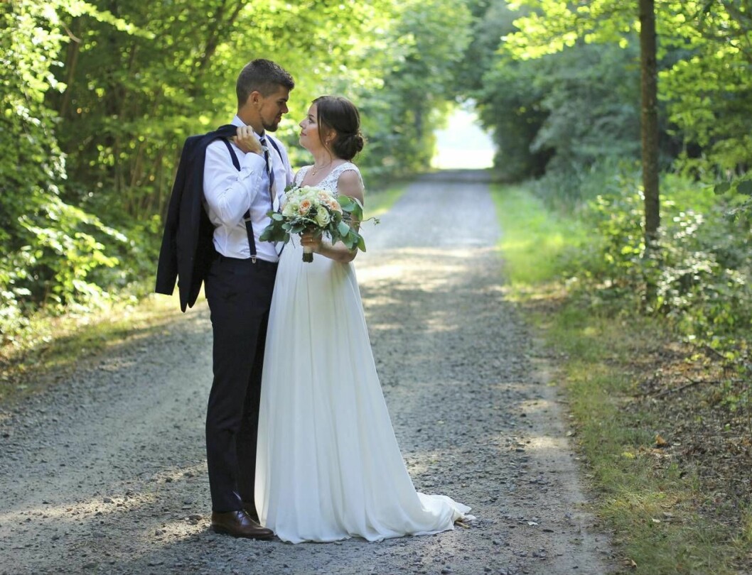 Andreas och Sofie gifte sig sommaren 2018. – Jag behövde verkligen något positivt i mitt liv och att få gifta mig med Andreas var något jag drömt länge om att få göra. Foto: Astrid Mjörnebrant Andreas och Sofie under sitt bröllop sommaren 2018