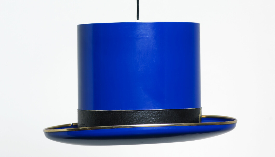 Blå lampa formad som en hatt.