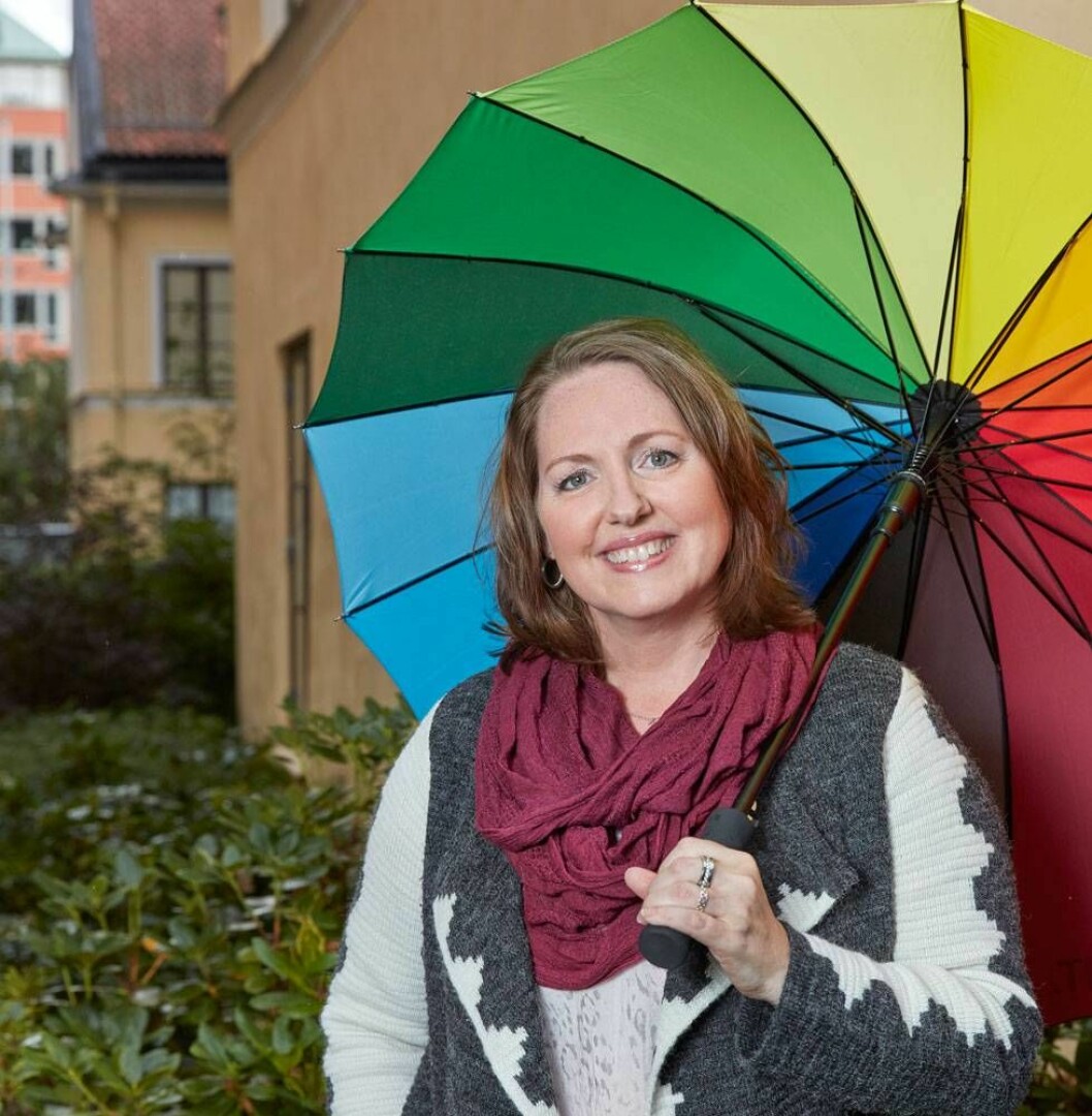 ”Sjukdomen har också gjort mig modigare” säger Veronica som nyligen åkte själv på yogaresa till Indien. Veronica under ett paraply utomhus.