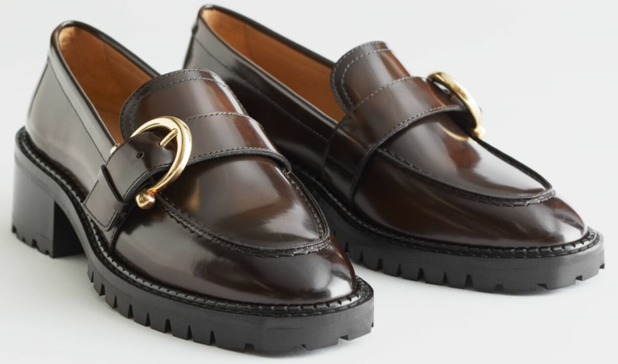 Bruna loafers med guldspännen, från & Other Stories.