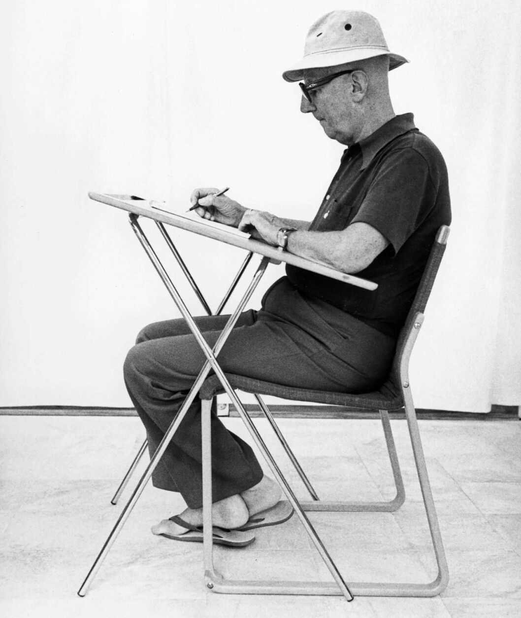 Bruno Mathsson vid ritbordet