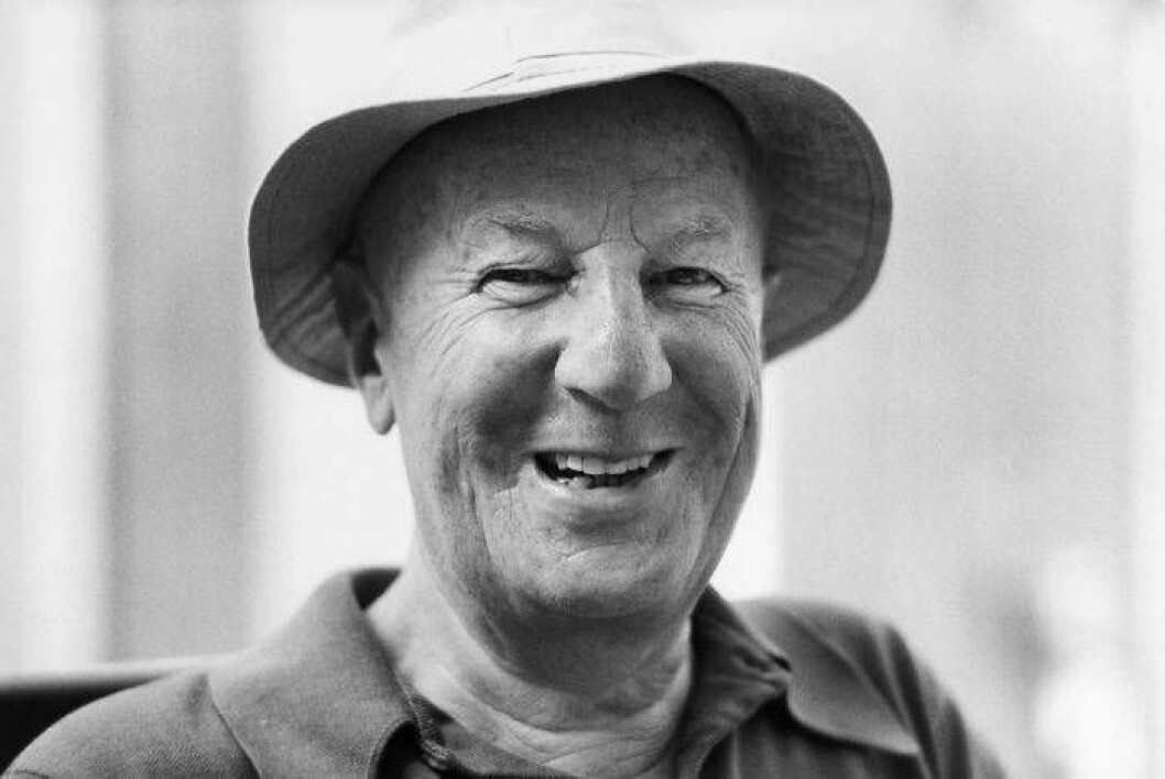 Skrattande Bruno Mthsson i hatt, arkivbild från 1981