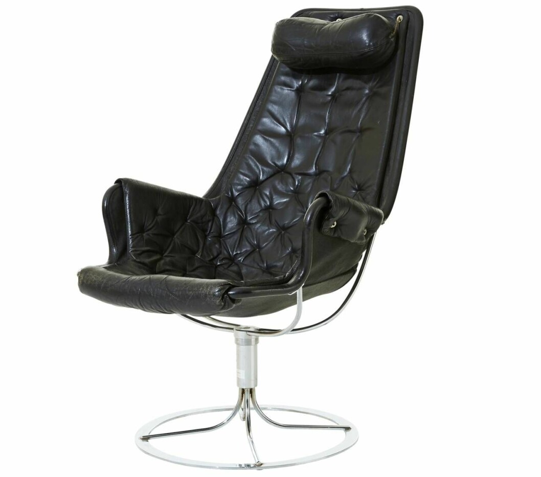 Den tuffa klassikern Jetson i svart skinn för Dux gick under klubban på Stockholms Auktionsverk för 8 600 kr (8 000). Jetson av Bruno Mathsson