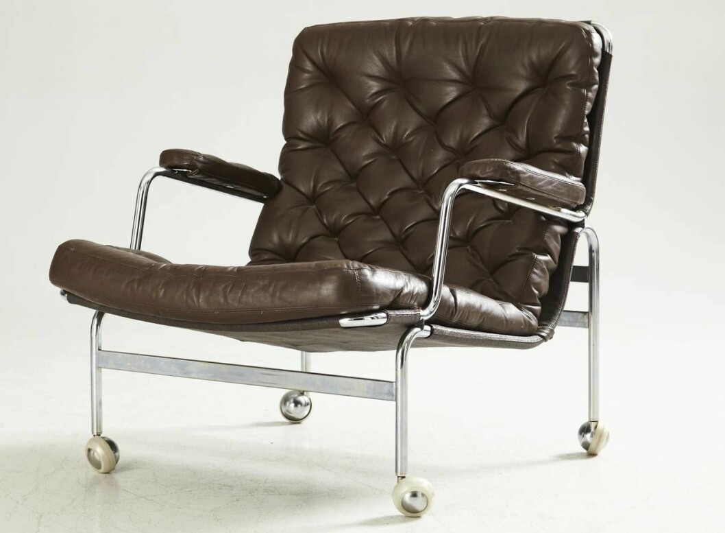 Fåtöljen Karin formgavs 1969 för Dux. Detta exemplar med brun skinnklädsel gick under klubban på Stockholms Auktionsverk för 5 200 kr (1 500). Stolen Karin av Bruno Mathsson
