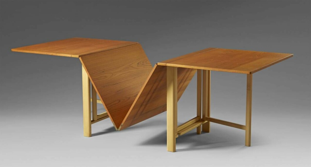 Det smått geniala slagbordet Maria Flap kan rymma många gäster, men tar i hopfällt läge i stort sett ingen plats. Den här exemplaret från 1964 i teak och bok klubbades på Uppsala auktionskammare för 29 000 kr (15 000–18 000). Maria Flap – bord designat av Bruno Mathsson