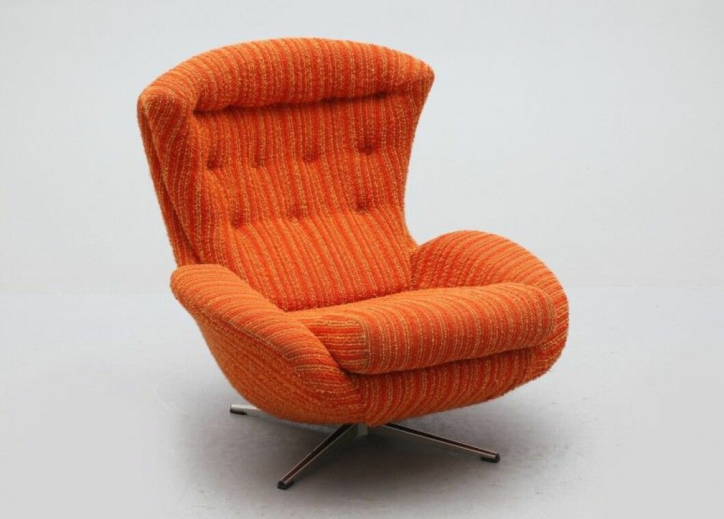 Snurrfåtölj i klassisk 1970-tals stil