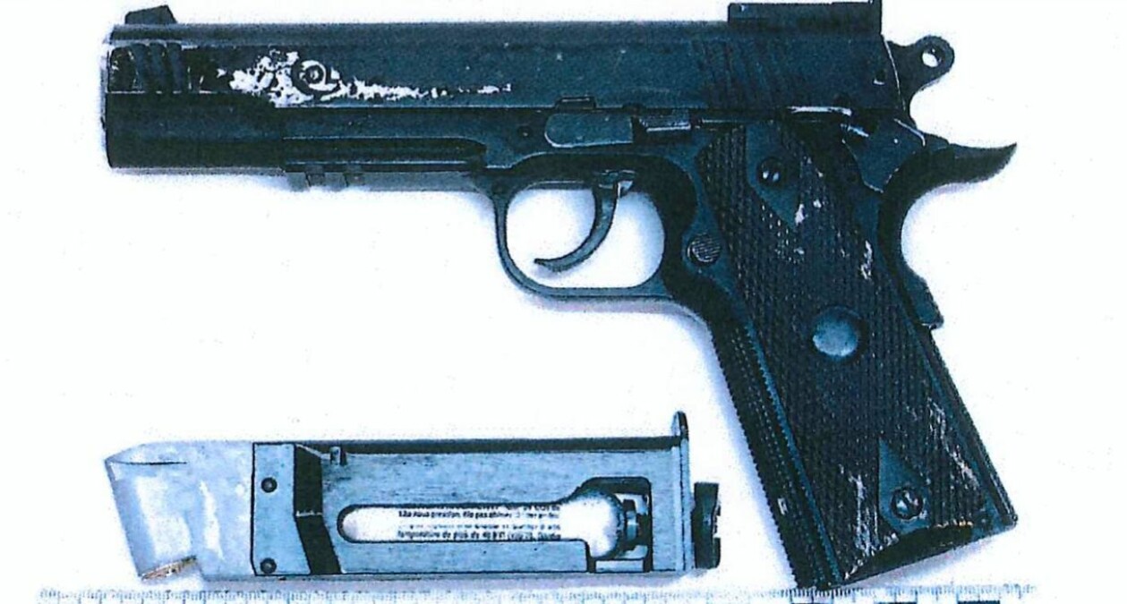 En soft air gun togs i beslag. En replika som för det otränade ögat är svårt att skilja från en riktig. Bunkerläkare, soft air gun
