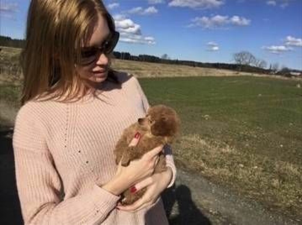 Isabel med toypudeln Nellie.