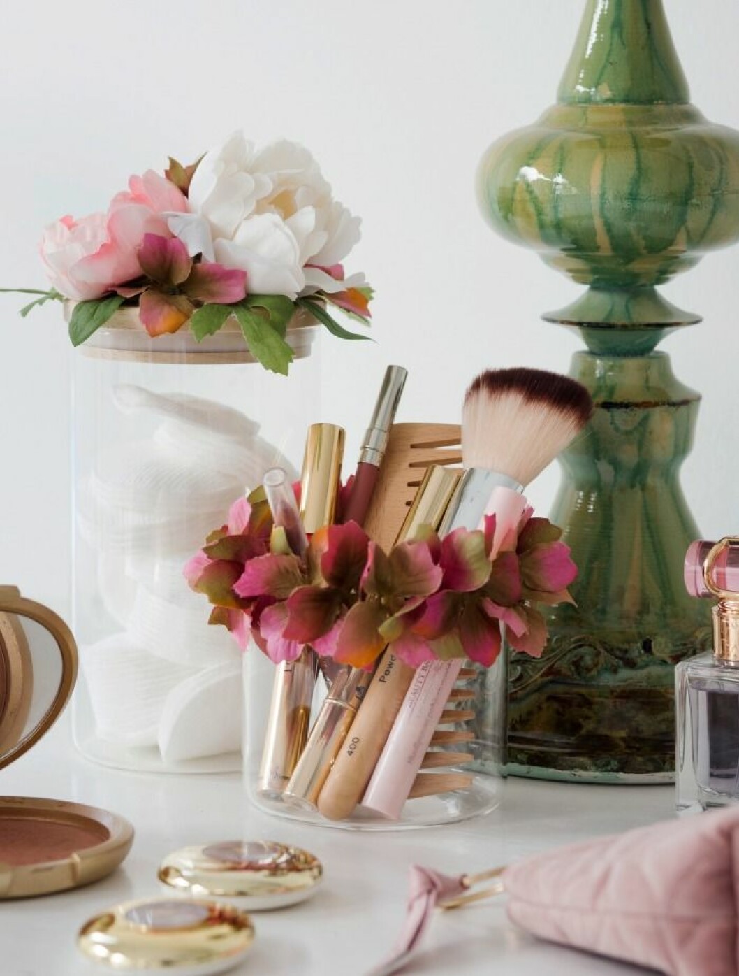 Matcha din sminkspegel med blomsterprydda burkar. 