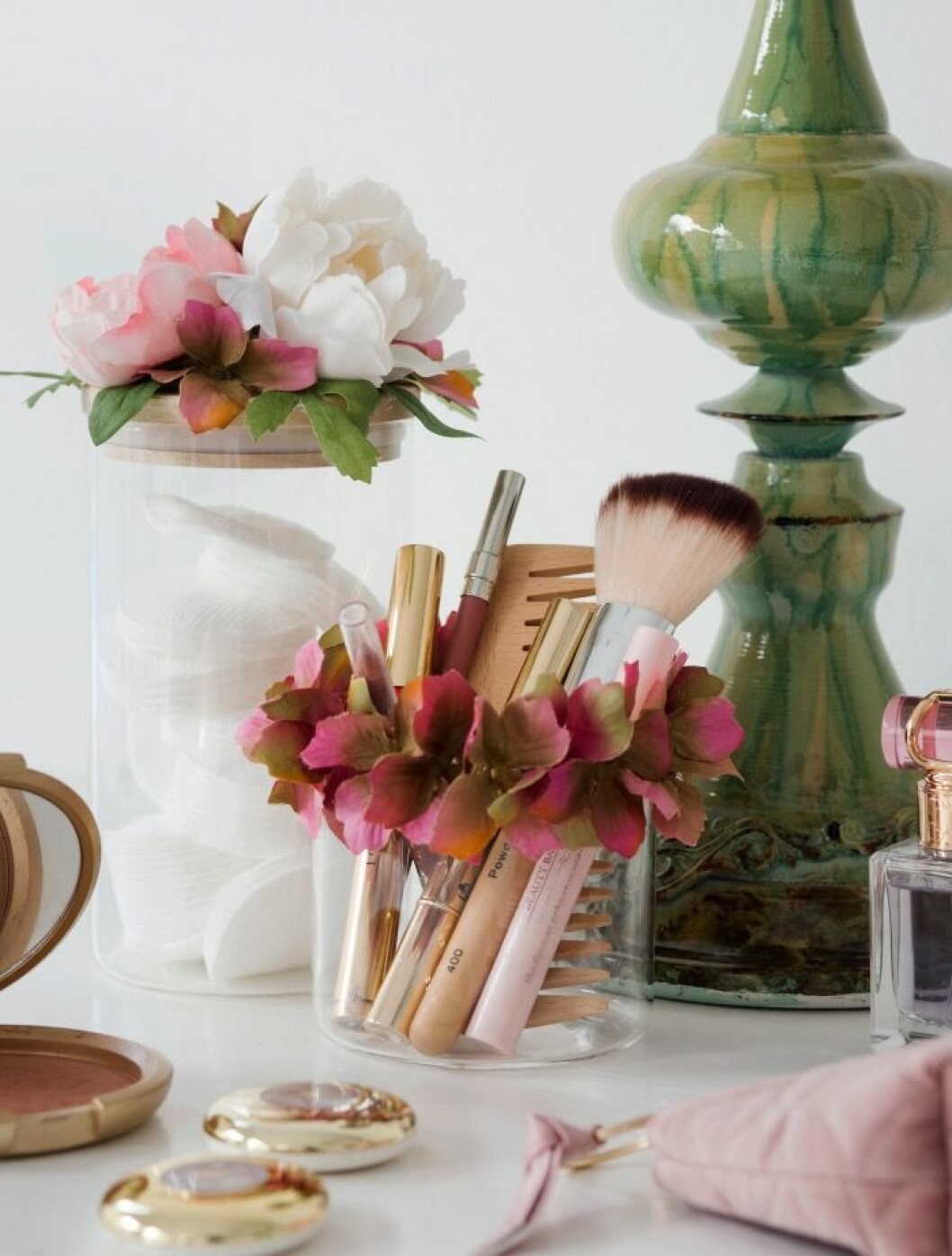 Matcha din sminkspegel med blomsterprydda burkar. Matcha din sminkspegel med blomsterprydda burkar.