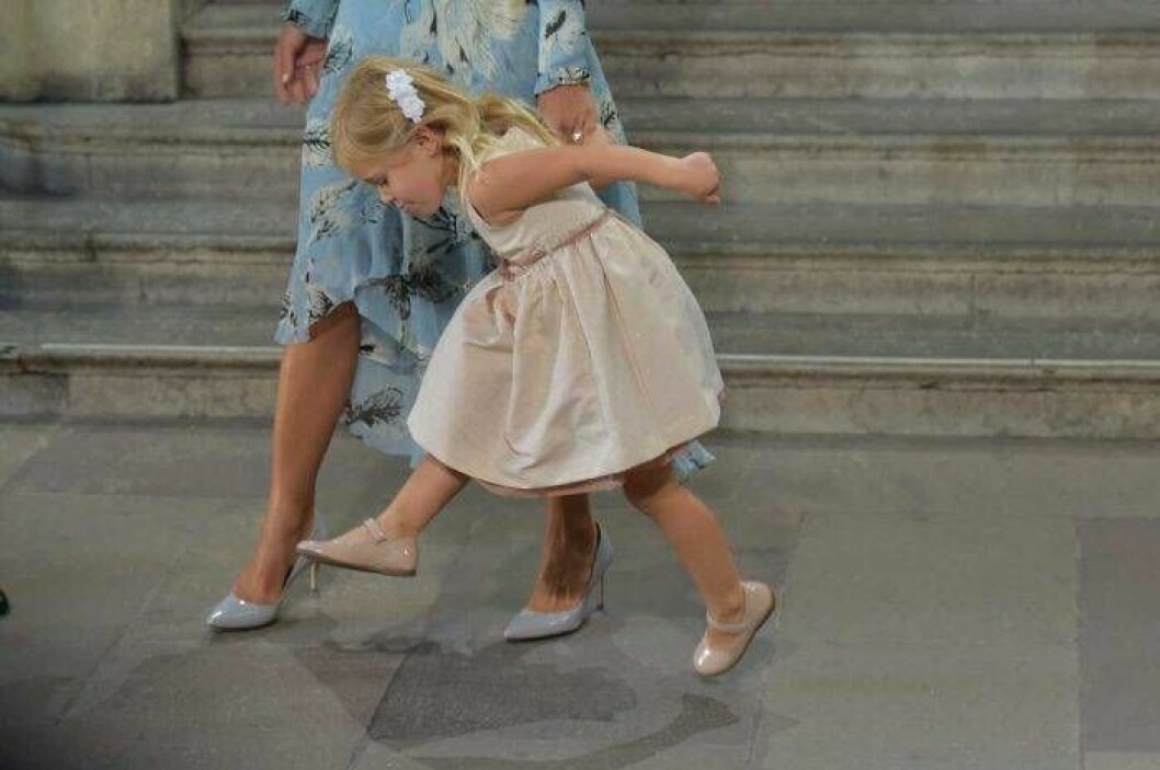 Hon är ju helskön, den där prinsessan Leonore! Så mycket energi och skratt! Prinsessan Leonore hoppar och busar