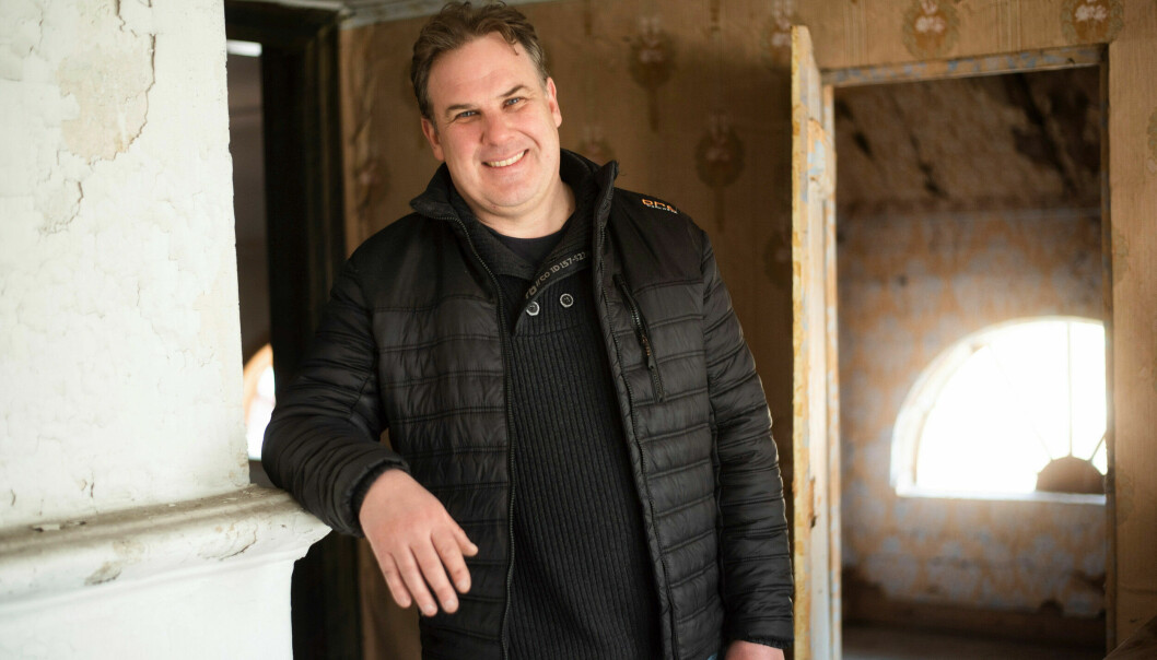 Robert Danielsson utsågs till årets landsbygdsutvecklare 2021 för sitt arbete med ödehusfrågor. Organisationen Hela Sverige ska leva ligger bakom utmärkelsen. Byggnadsvårdaren Robert Danielsson. Han har på sig en svart dunjacka.