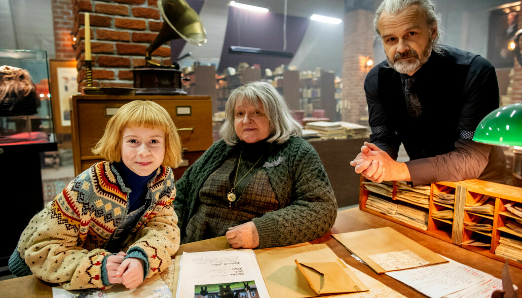 Matilda Gross, 14, är redan en etablerad skådespelare. Här som Nelly Rapp, med Marianne Mörck och Johan Rheborg, i den första filmen om monsteragenten som kom 2020, mitt under pandemin. I oktober 2023 kom uppföljaren Nelly Rapp – Dödens spegel, med en stor, väldigt efterlängtad galapremiär.