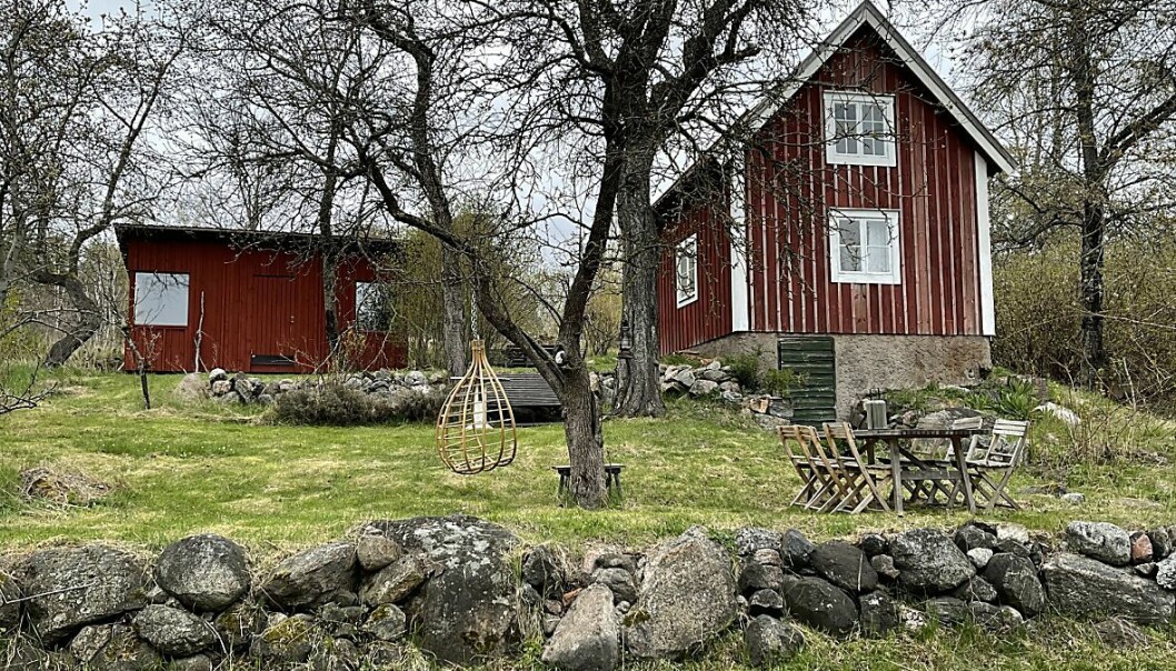 Intill den lilla gäststugan ligger den arkitektritade boden.
