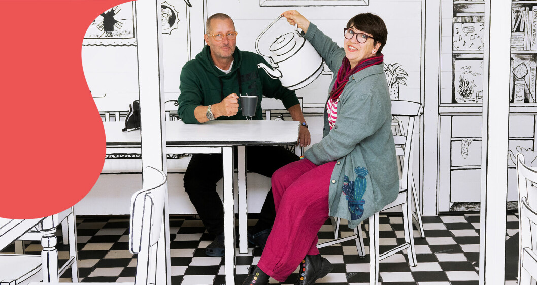 Det tyska paret äger ett café på Öland som är målat i svart och vitt. De sitter tillsammans vid ett bord.