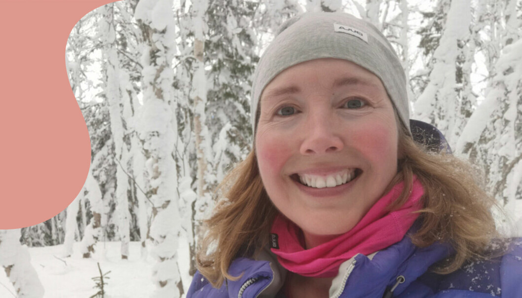 Porträttbild på Camilla. Det är vinter och snö i bakgrunden. Camilla ler och har på sig en grå mössa, lila jacka och rosa halsduk.