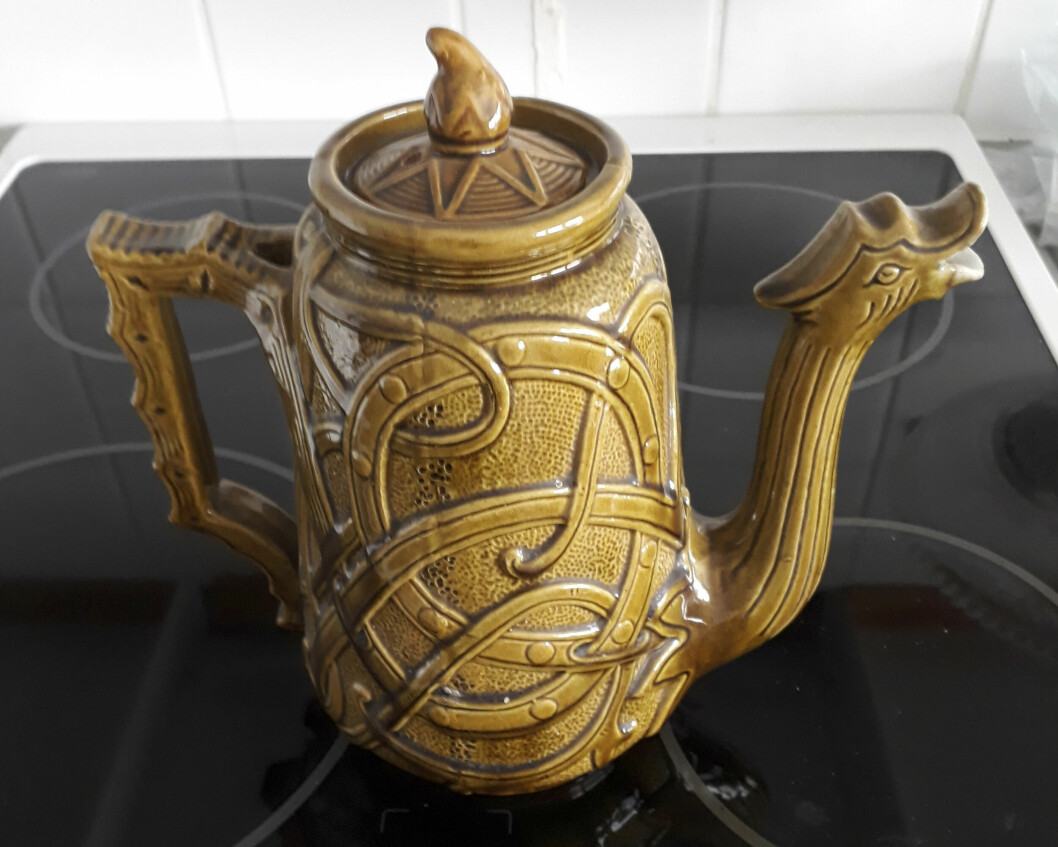 Brun kaffekanna i fornnordisk stil från Höganäs.
