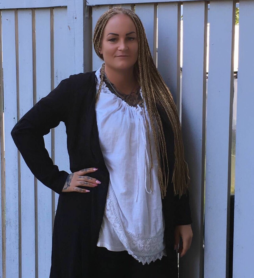 Camilla framför en vägg