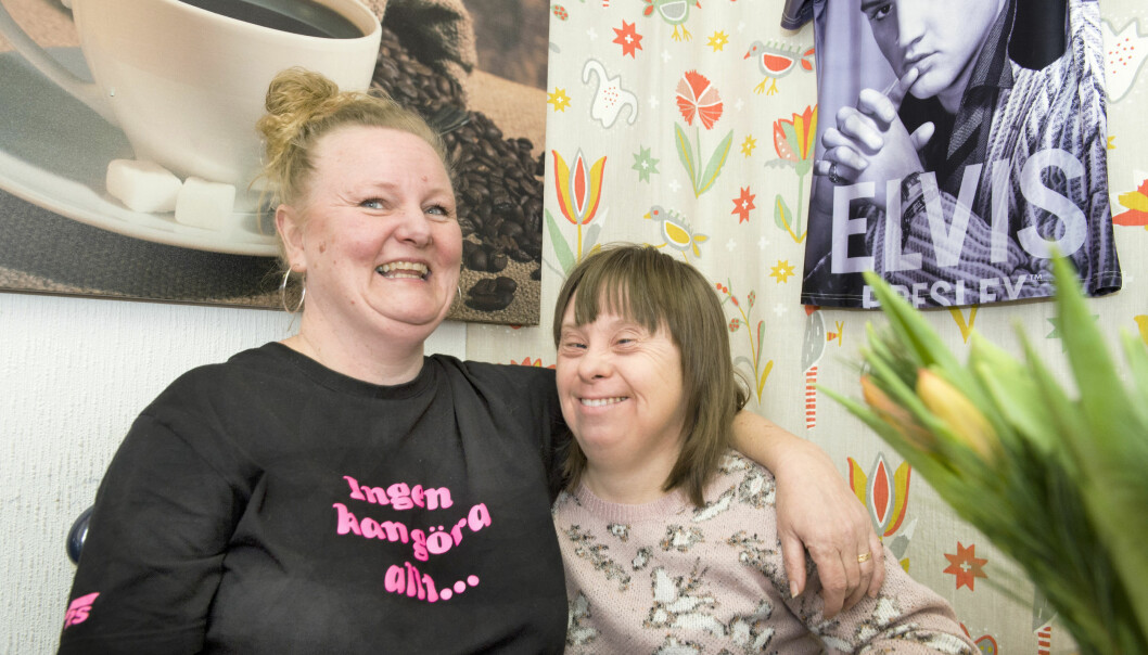 Camilla tillsammans med Charlotte, som snart ska börja arbeta på macken.