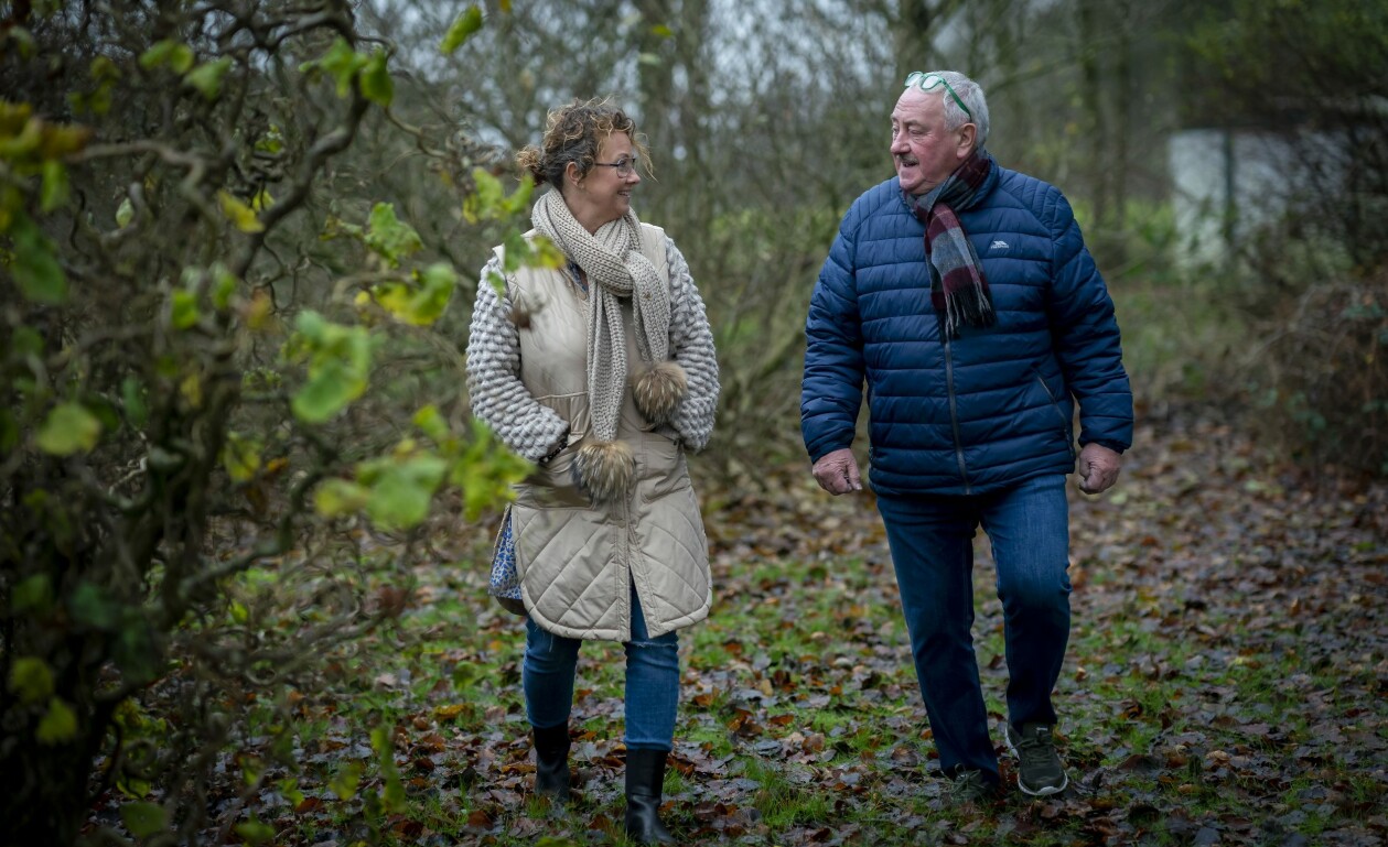 ”Jag har förlåtit Sören som människa – men inte hans brott”, säger dottern Camilla. Camilla och hennes pappa Sören på promenad. De har talat ut om brottet och om hennes skuldkänslor och har idag en öppen relation.