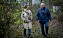 Camilla och hennes pappa Sören på promenad. De har talat ut om brottet och om hennes skuldkänslor och har idag en öppen relation.