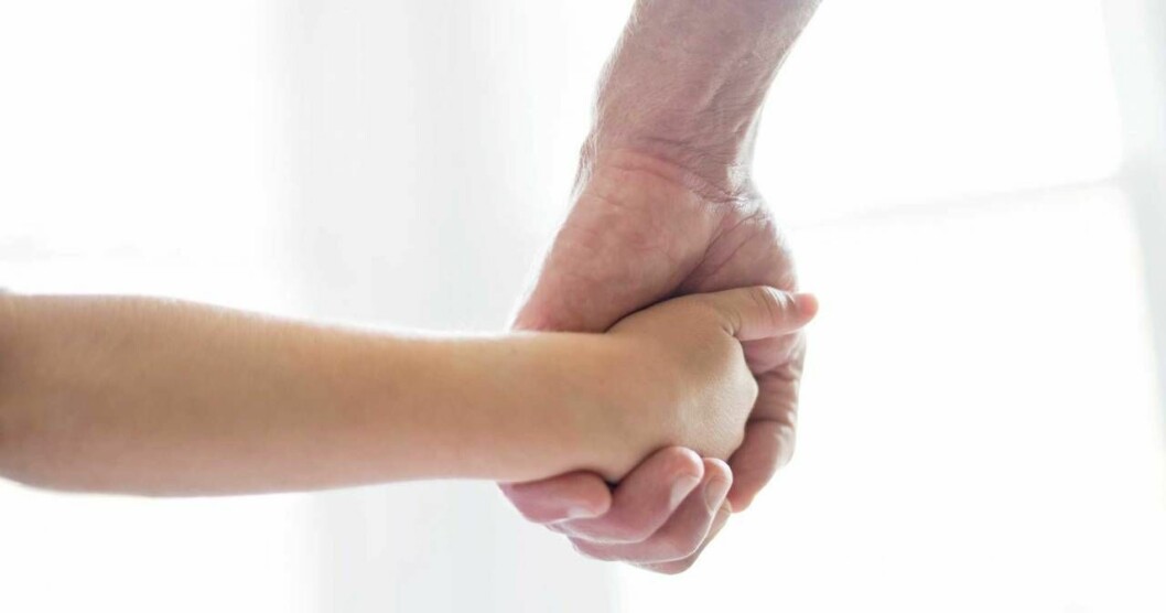 Till en början var Camilla väldigt medgörlig när hon flyttade in hos sin mormor. Nu, när hon börjar känna sig trygg i situationen, visar hon mer känslor. Foto: TT Mormor och barnbarn håller hand.