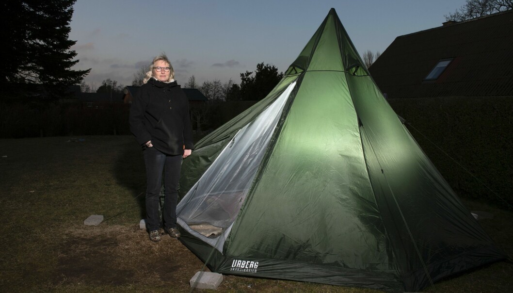 Cana står vid öppningen till sin tipi som är 2,5 meter hög och där hon numera sover varje natt.