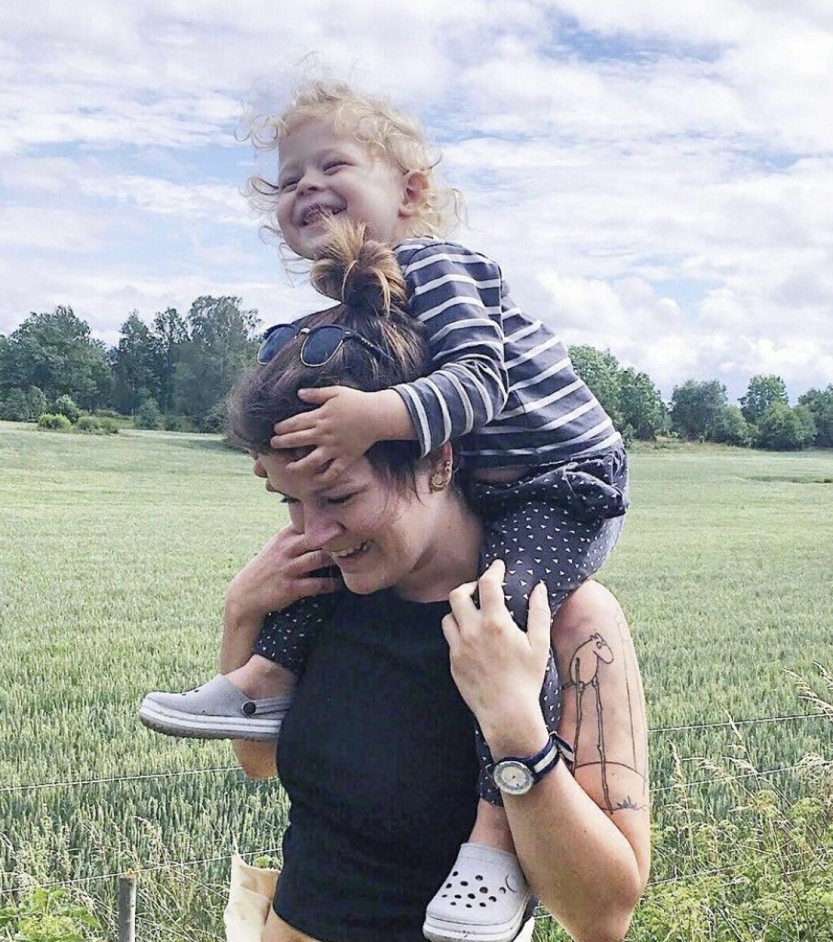 En älskad moster med Sixten på axlarna. Cara, Amalia Braunsthals syster, bär Amalias son Sixten på sina axlar.