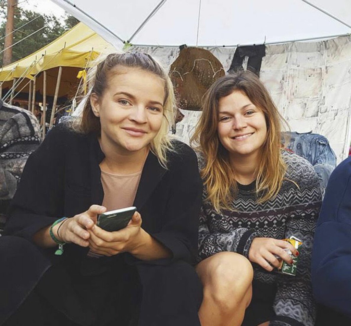 Amalia och Cara hade en nära relation och umgicks ofta. Amalia Braunsthal och systern Cara sitter på huk bredvid varandra och ler.