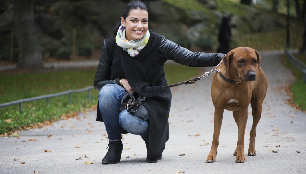 Carin da Silva med hunden Leia.