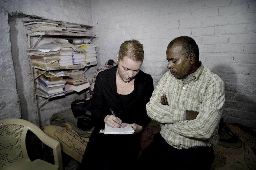 Carina Bergfeldt möter mycket elände i jobbet. I Indien träffade hon Badri Singh, pappa till 23-åriga Jyoti Singh, som gruppvåldtogs av sex män på en buss. Hon skadades så illa att hon senare dog. Carina Bergfeldt möter mycket elände i jobbet på Svt.